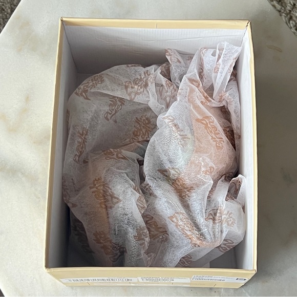 Rhinestone clear bow heels. - Picture 9 of 11